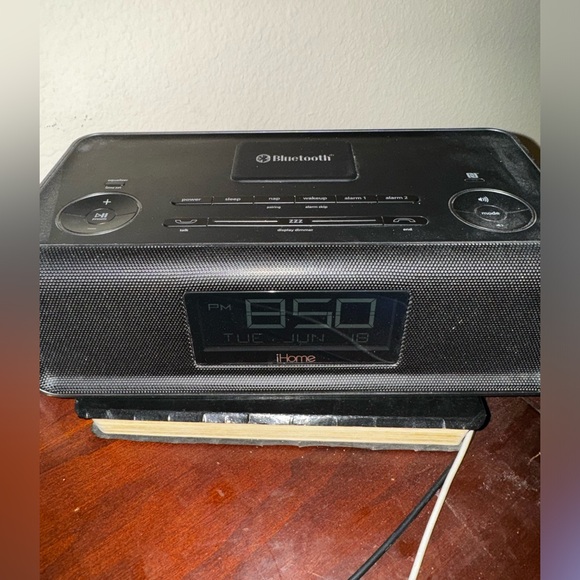 iHome IBN43BC Clock Radio - Picture 2 of 6
